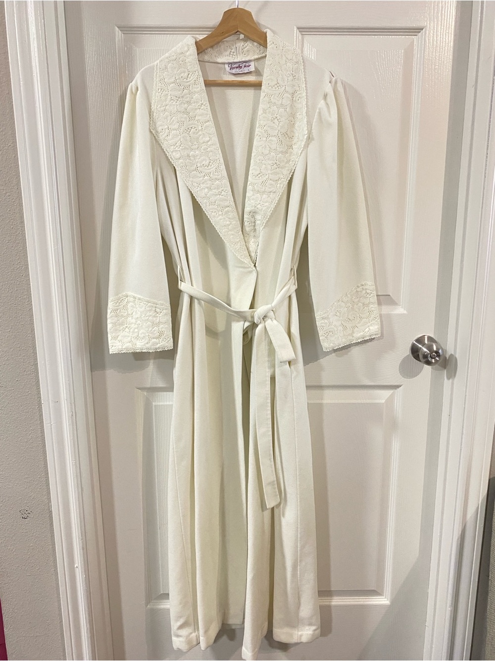 Vanity Fair Cream Long Lace-Trim Robe Tie Waist L Vintage Victorian Cottagecore